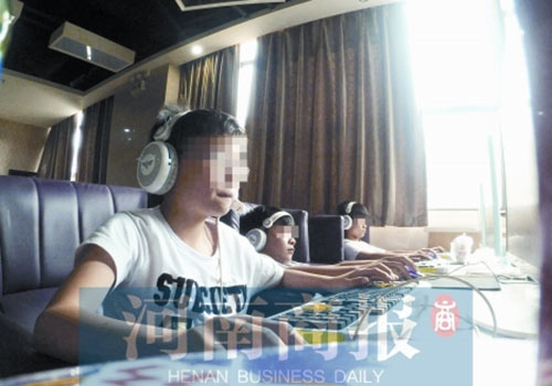 這家名為優(yōu)客體育競技俱樂部的店內，有許多未成年人在上網玩游戲