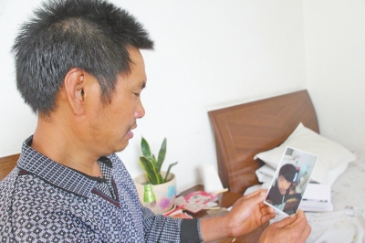 46歲的山村農(nóng)民祁振崗在失去兒子的同時(shí)，又陷入了“沒(méi)錢帶兒子回家”的揪心之痛中。