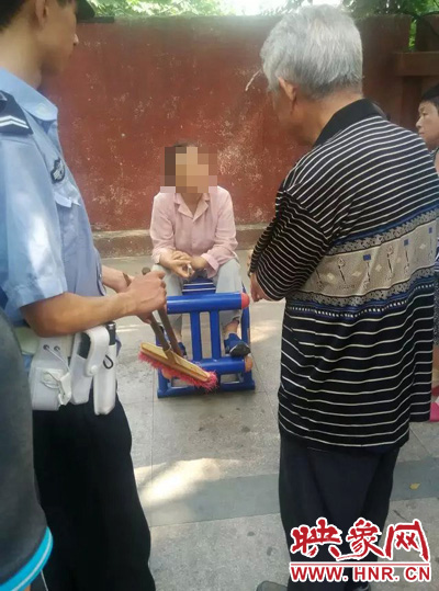 老太當(dāng)時(shí)坐在健身器材上做仰臥起坐，說環(huán)衛(wèi)工人影響她鍛煉身體了，便開始謾罵環(huán)衛(wèi)工人。