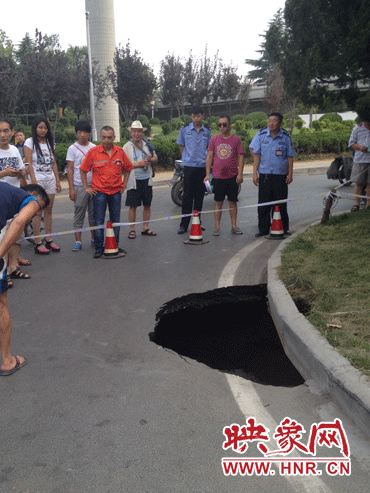 市民調(diào)侃這次塌陷難道是天太熱？