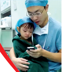 對于網(wǎng)友的點(diǎn)贊，石醫(yī)生說，是孩子太可愛了，所以照片才得到這么多贊美。圖片來自網(wǎng)絡(luò)。