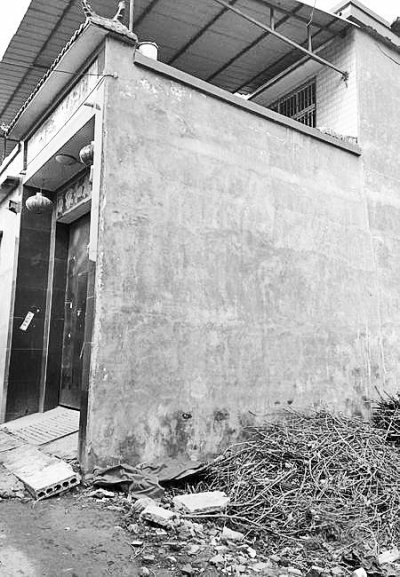 李曉陽跳下來的位置位于家里的二樓平臺(tái)上，距離地面五六米高。