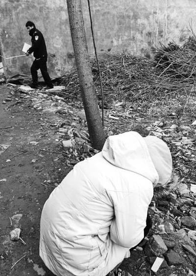 案發(fā)現(xiàn)場附近，死者的姐姐在痛哭。