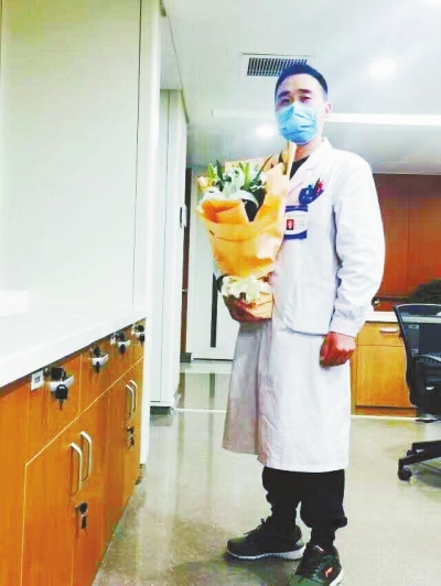 王運(yùn)明時(shí)常收到患者送來的花束，談起救人，他說都是身為醫(yī)生應(yīng)該做的。