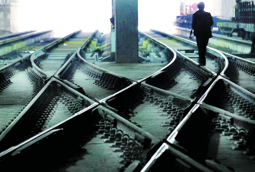 ▲鄭州地鐵1號(hào)線醫(yī)學(xué)院站，地下18米縱橫交錯(cuò)的鐵軌伸向遠(yuǎn)方。