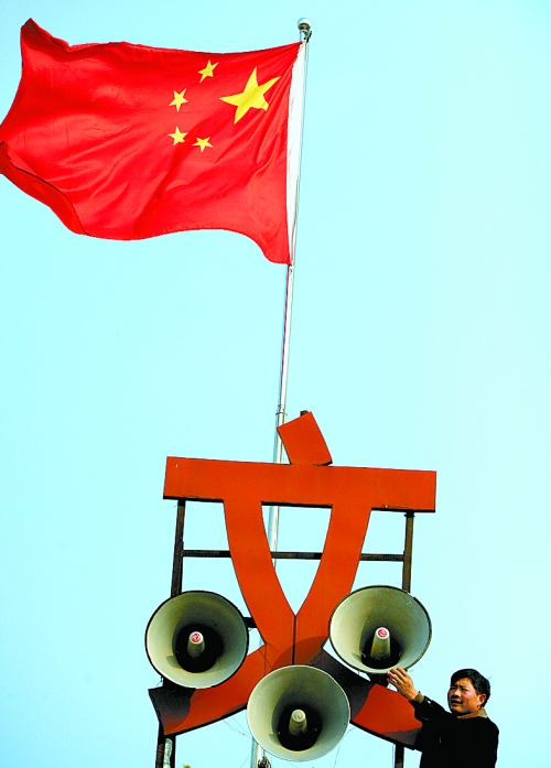 11月15日，新蔡縣磚店鎮(zhèn)黨員劉新峰在村口架起三個(gè)大喇叭，向群眾及時(shí)宣傳十八大精神。