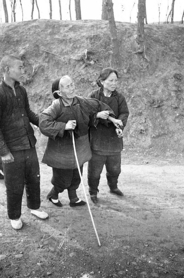 災(zāi)民，看到左側(cè)年輕人的白鞋，應(yīng)該是剛死去親人