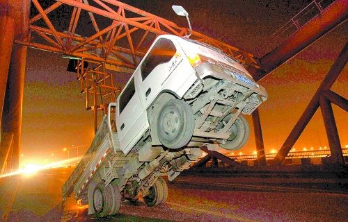 　車上升降機(jī)的工作臺被卡，車身前部高高翹起。