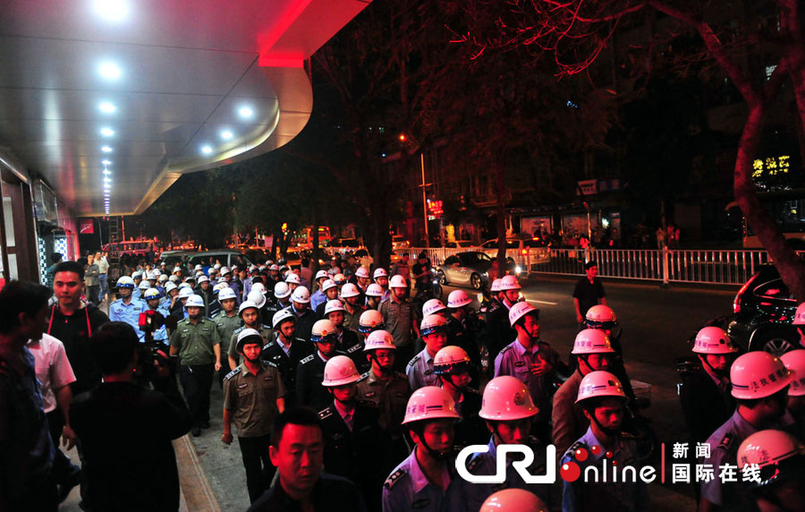 2012年12月26日晚，海南省三亞市，三亞市綜合行政執(zhí)法局河西大隊(duì)近百名城管上街執(zhí)法。