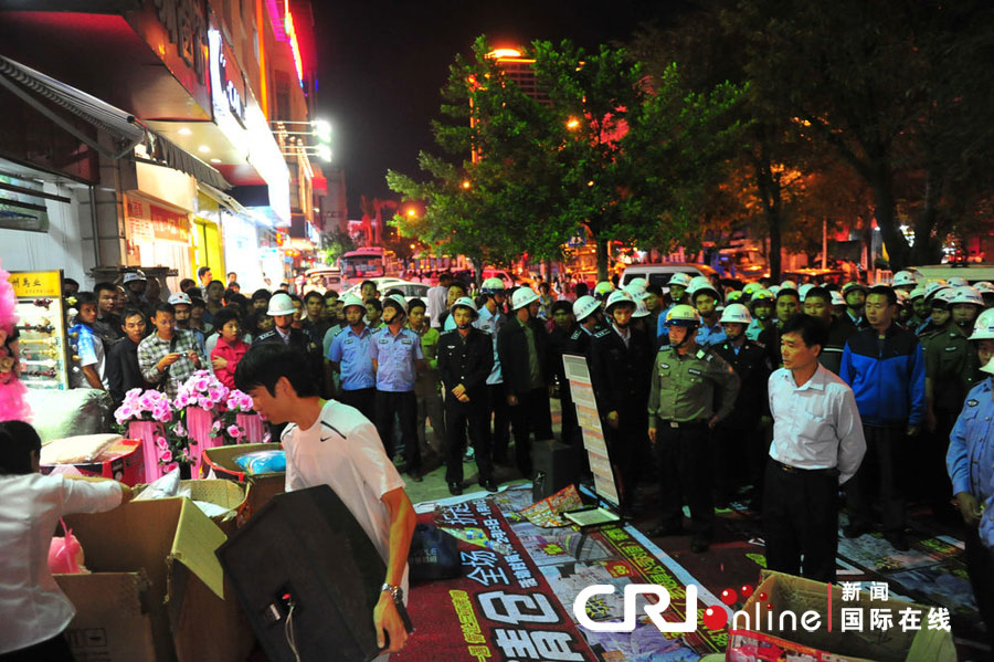 　2012年12月26日晚，海南省三亞市，三亞市綜合行政執(zhí)法局河西大隊(duì)近百名城管上街執(zhí)法。