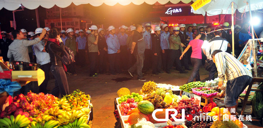 2012年12月26日晚，海南省三亞市，三亞市綜合行政執(zhí)法局河西大隊(duì)近百名城管上街執(zhí)法。