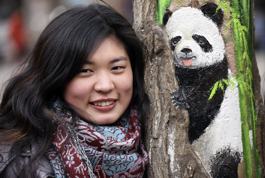 　3月1日，在河北省石家莊市九中街，王月與她的“樹(shù)洞畫(huà)”作品拍攝合影。
