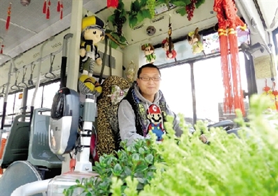 米奇、中國(guó)結(jié)、流氓兔、綠色植物、各種表情的小豬裝扮車廂