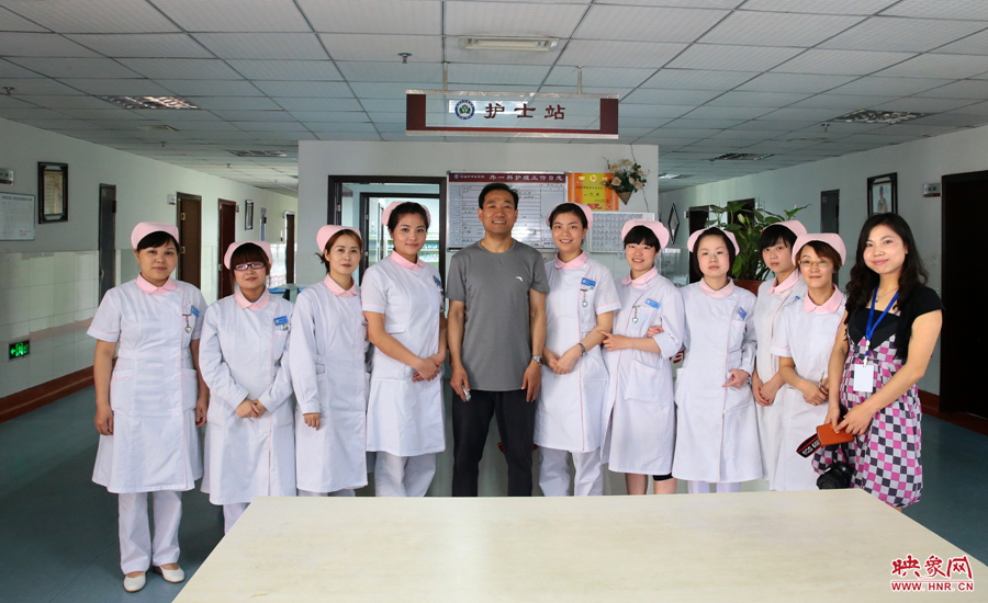 護士們得知采訪的記者是來自河南，非要一起合影留念