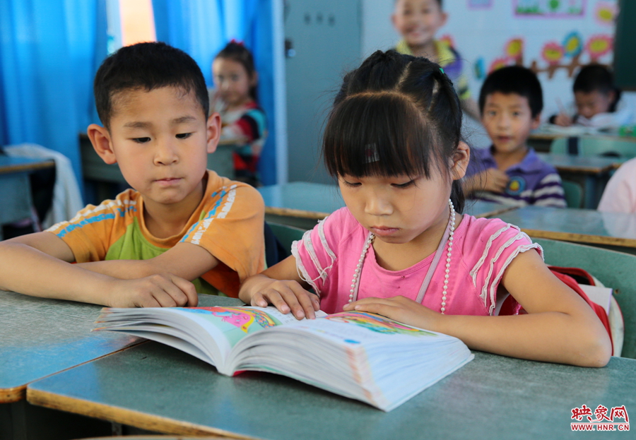 現(xiàn)代化的教室內(nèi)學生們專心學習