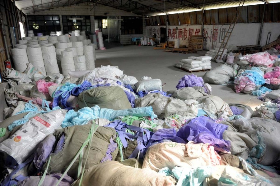 窩點制售山寨衛(wèi)生巾