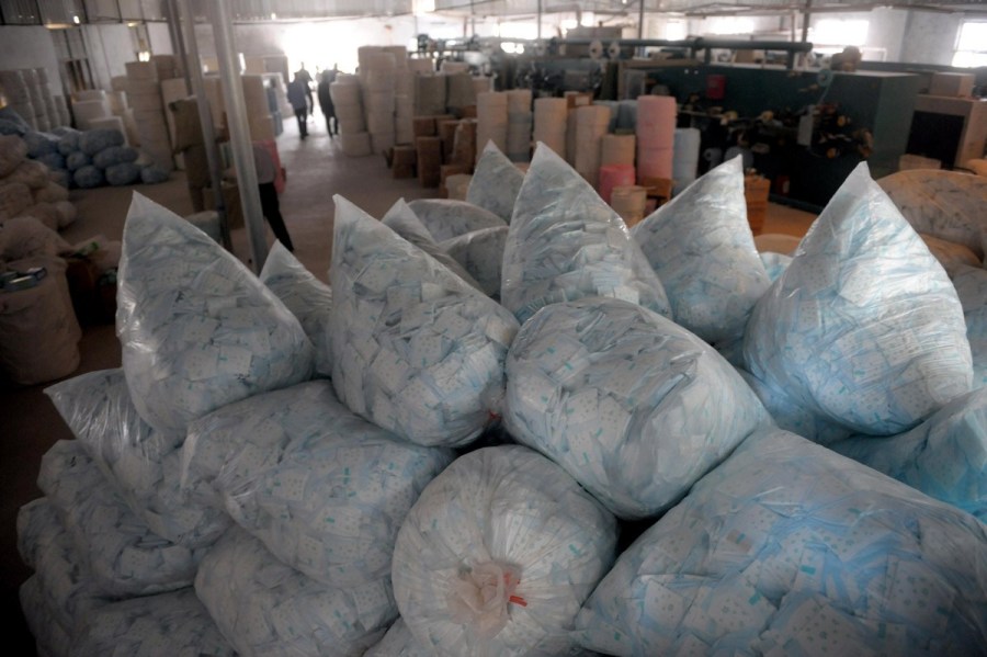 窩點制售山寨衛(wèi)生巾