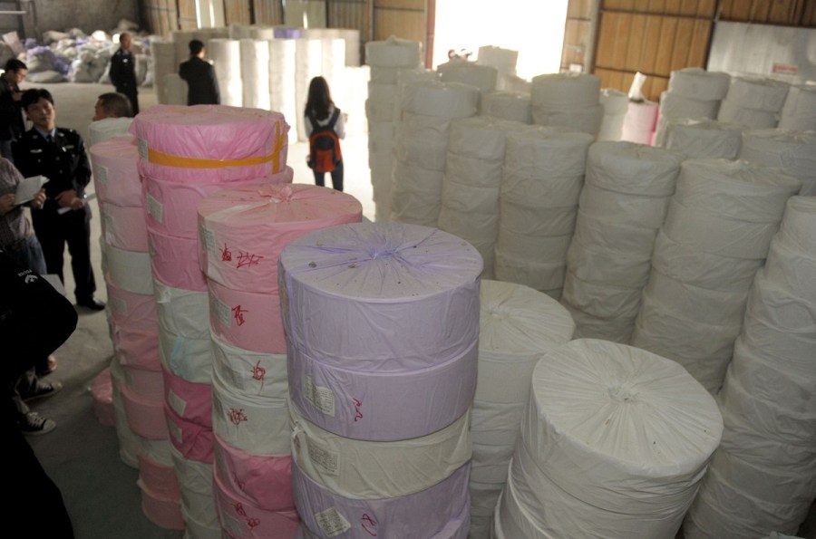 窩點制售山寨衛(wèi)生巾