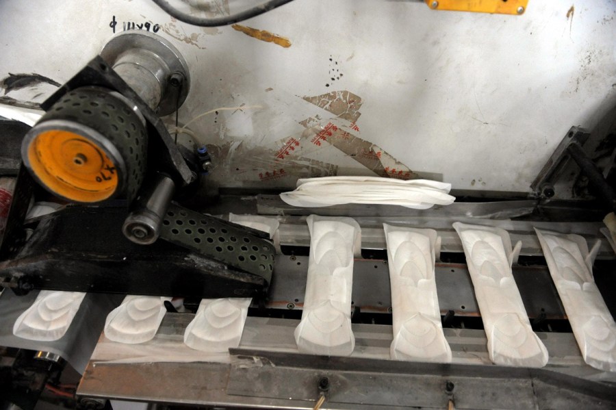 窩點制售山寨衛(wèi)生巾