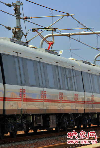 調(diào)試中的地鐵，電線已經(jīng)抬起充電