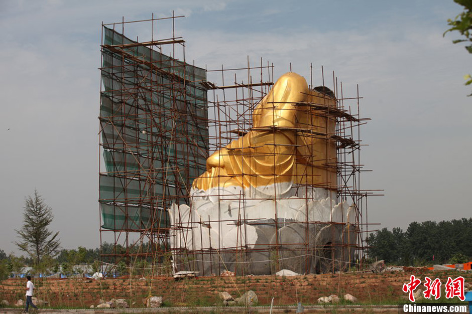 圖為被拆掉頭的雕塑。王友 攝