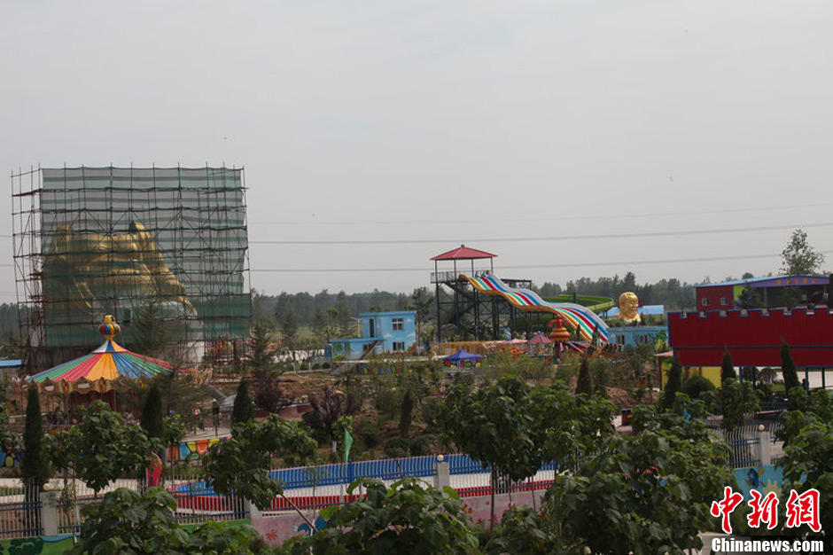 圖為被拆掉頭的雕塑。王友 攝