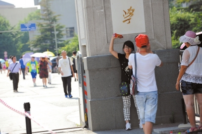 不愿排隊等待的游客只在門前留影。