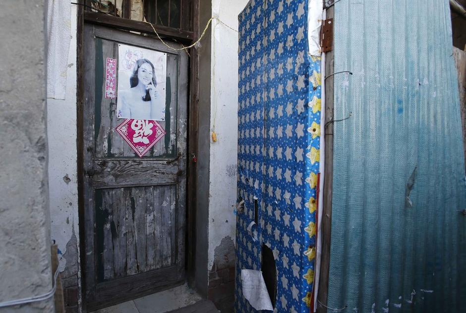 36歲的河南信陽打工者陳小龍在這里租了一間屋子住，2012年底開始，他偷偷在出租屋里挖地窖。