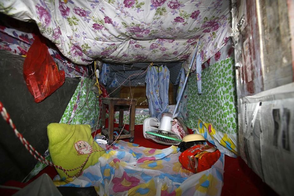 今年地窖挖成。6月12日22時左右，陳小龍在嘉興市經(jīng)濟(jì)技術(shù)開發(fā)區(qū)(國際商務(wù)區(qū))玉都豪匯KTV門口，以拉客為由，將18歲安徽女孩郭某，用三輪電動車載到僻靜處，以水果刀、電棍威脅，將她雙手雙腳綁住，嘴巴封住。強(qiáng)行帶到出租屋地窖內(nèi)，用鎖鏈鎖住。期間，陳小龍多次強(qiáng)奸女孩。