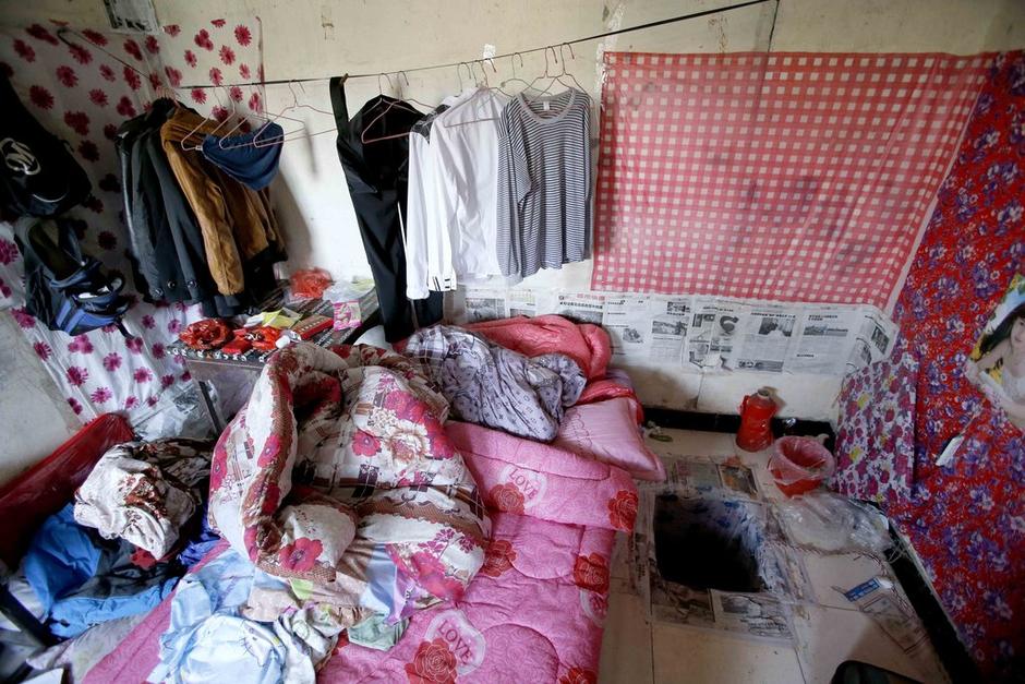 女孩利用隨身攜帶的指甲刀，一點點將身上鎖鏈磨斷，6月23日，她掙脫鎖鏈，跑到氣窗大喊救命，周圍居民聞聲報警，女孩11天的地獄經(jīng)歷才告結(jié)束。