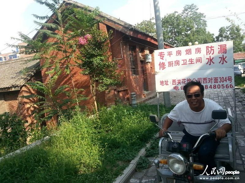 圖為縣委大院依然沒有配備專職保安，群眾可以隨意進(jìn)入。圖片來源：人民網(wǎng)