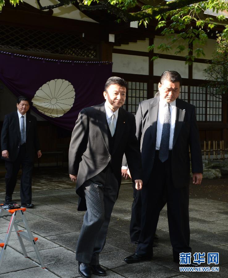 日本總務(wù)大臣和上百名國會(huì)議員參拜靖國神社