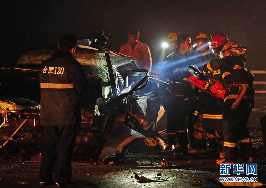 2013年1月9日，合肥，事故現(xiàn)場(chǎng)，兩輛受損車(chē)輛已經(jīng)全部變形