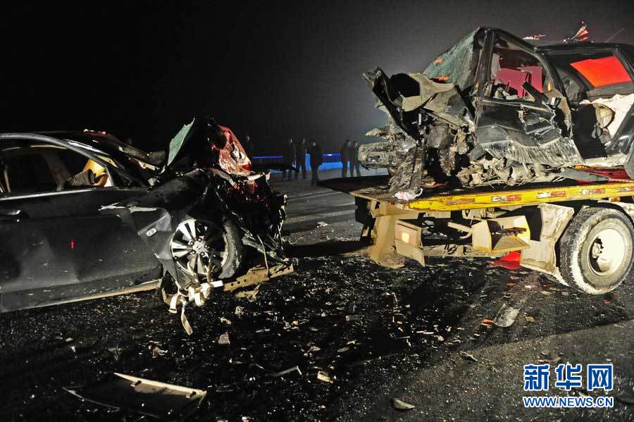 2013年1月9日，合肥，事故現(xiàn)場(chǎng)，兩輛受損車(chē)輛已經(jīng)全部變形