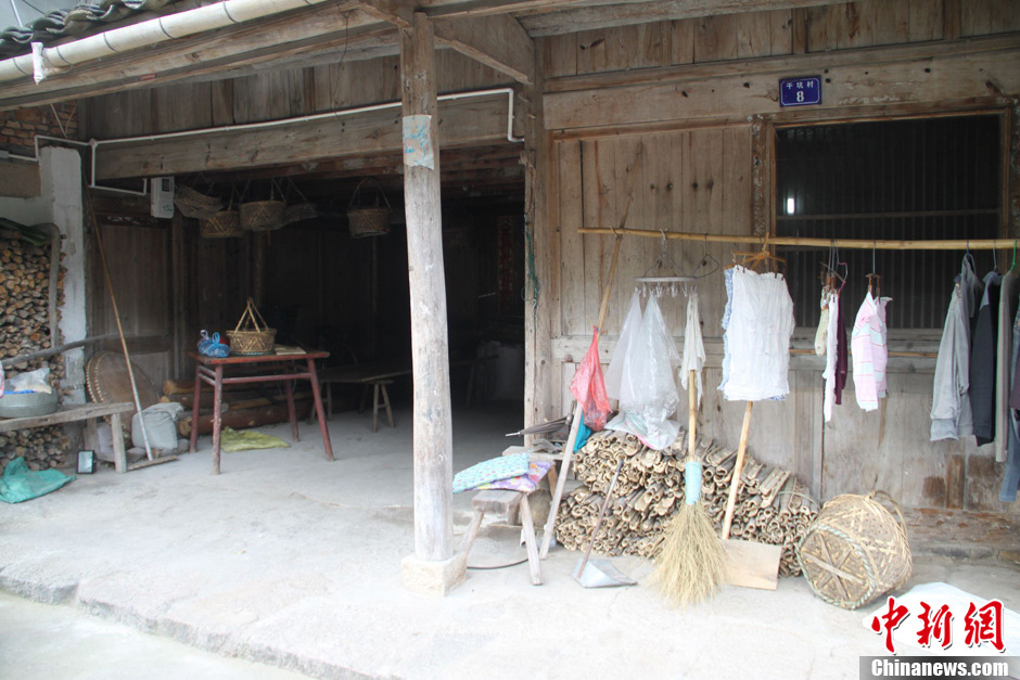 父母為癱瘓兒子自制呼吸機 手捏呼吸球5年不輟