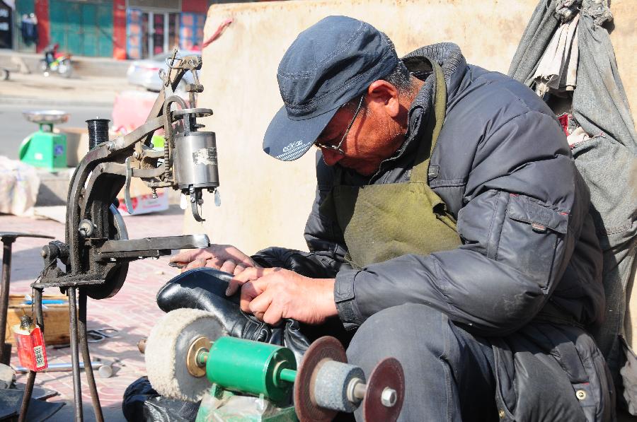 （中國網(wǎng)事·感動2013·圖文互動）（1）“半價鞋匠”27年不間斷微助貧寒學子