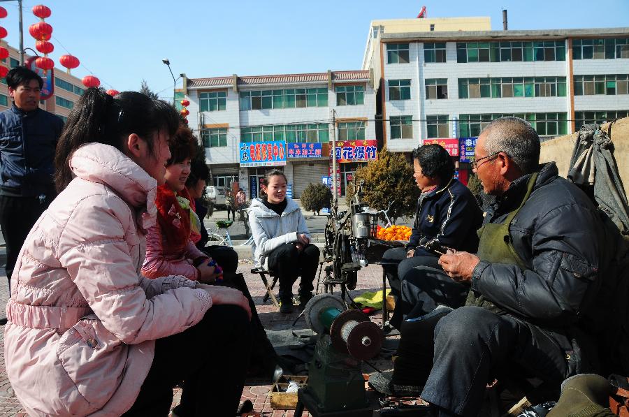 （中國網(wǎng)事·感動2013·圖文互動）（2）“半價鞋匠”27年不間斷微助貧寒學子