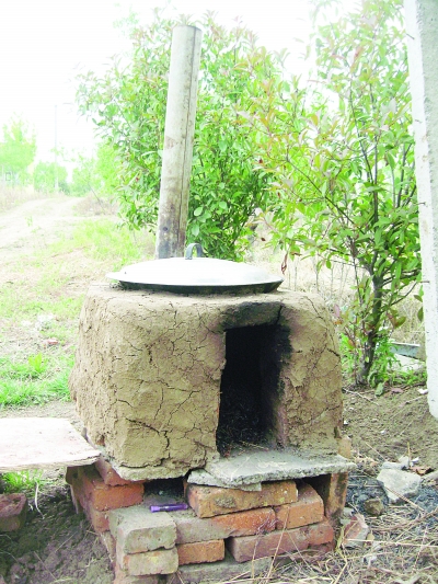 簡(jiǎn)易的鍋灶。任國(guó)勇攝