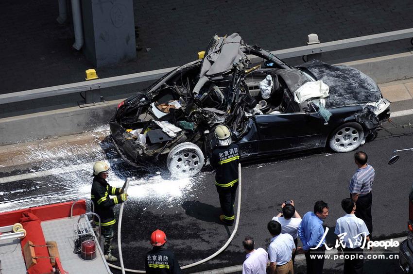 北京大客車追尾碾壓奧迪司機被困車中。