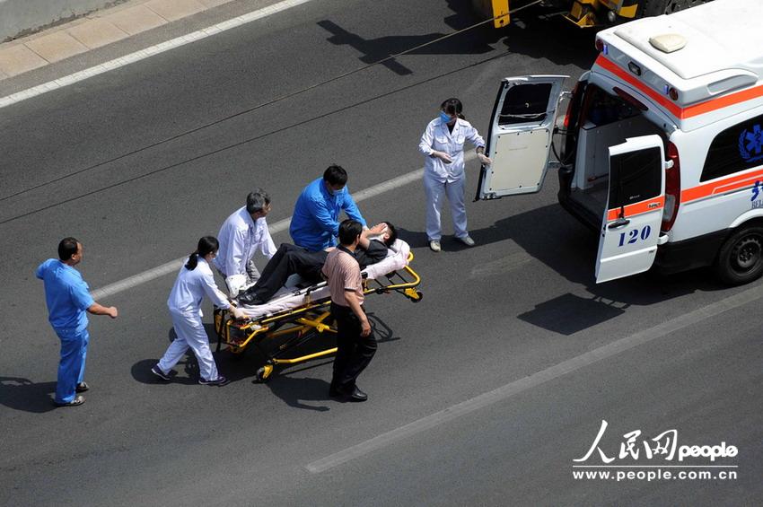 北京大客車追尾碾壓奧迪司機被困車中。