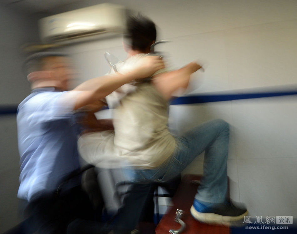 90后癮君子"毒駕"連撞7車(chē)