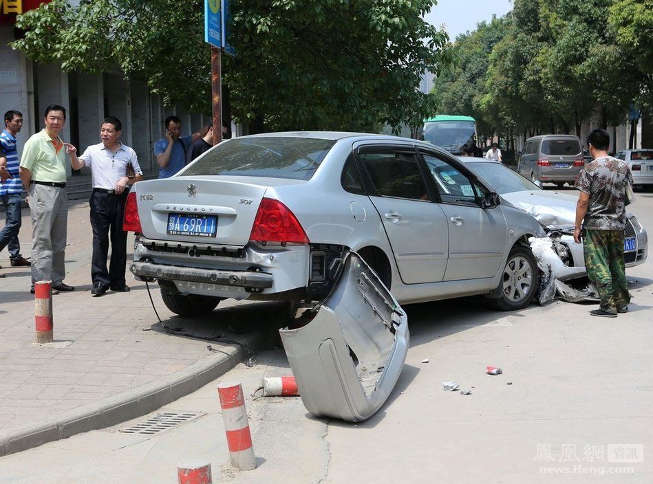 90后癮君子"毒駕"連撞7車(chē)