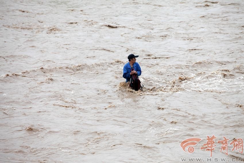 消防官兵試圖將救援的繩索扔到河中央，然而嘗試幾次都失敗。此時，河水已經(jīng)淹沒到四周，男子在一平方米的“
