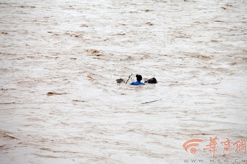 消防官兵試圖將救援的繩索扔到河中央，然而嘗試幾次都失敗。此時，河水已經(jīng)淹沒到四周，男子在一平方米的“