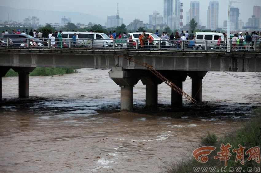 男子被洪水沖走。