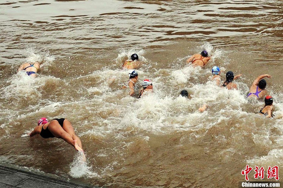 圖為參加搶渡賽的女選手們劈波斬浪。中新社發(fā) 張暢 攝