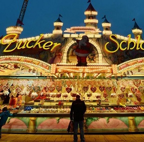 德國(guó)柏林圣誕市場(chǎng)開(kāi)張