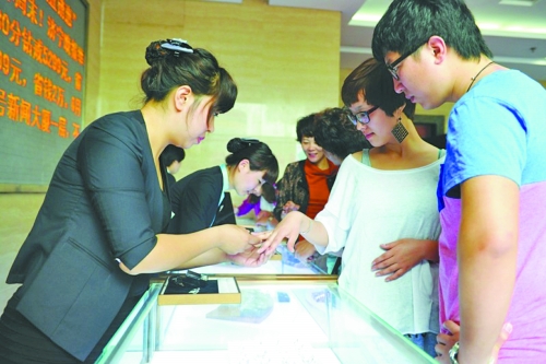 在北上廣等一線城市，鉆戒價格與國際接軌，價格不高，引發(fā)市民搶購潮。