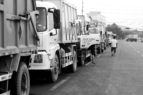 垃圾車排隊(duì)等著卸垃圾，有司機(jī)已等了四五個小時