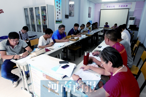 消費者代表和旁聽人員走進社區(qū)，聽取市民關于鄭州地鐵的意見和建議